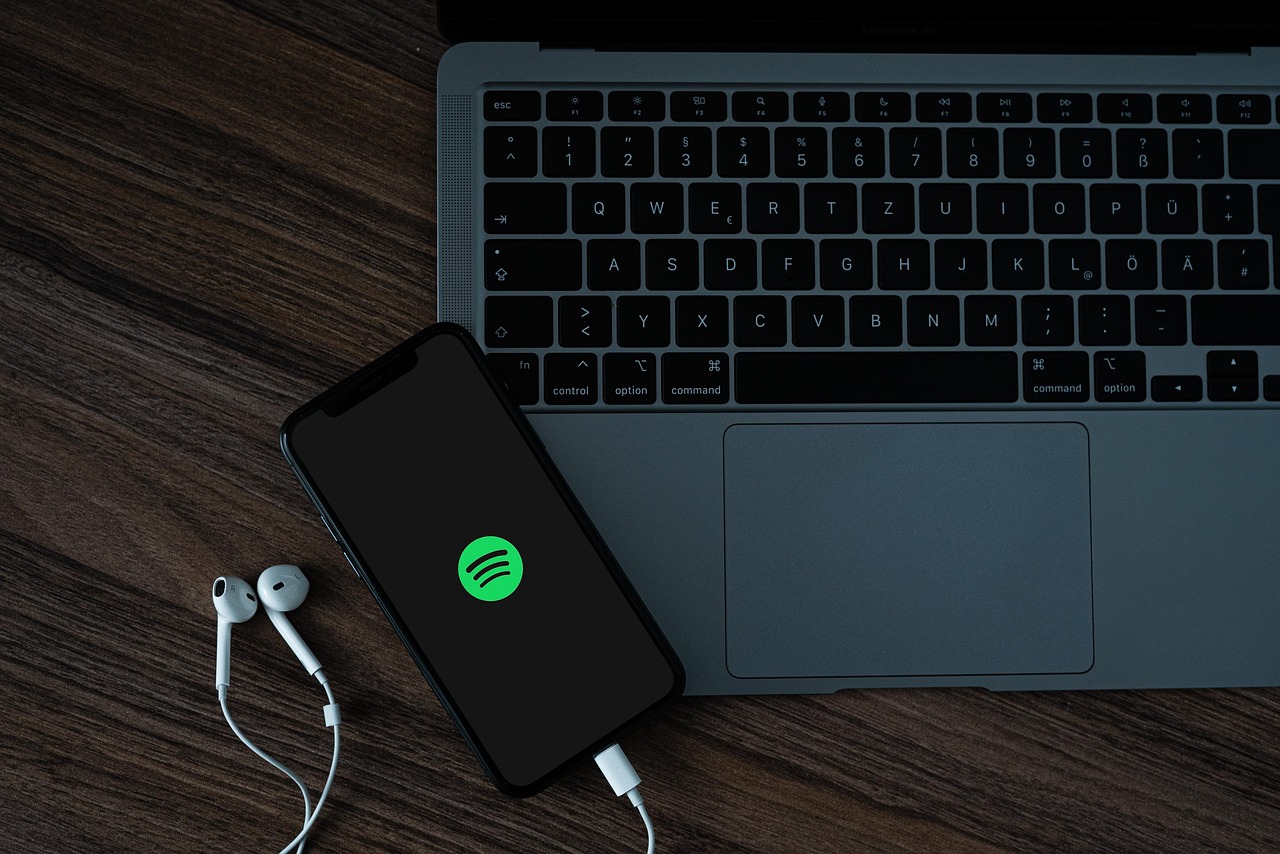 Spotify non ha cancellato le radio: l’innovazione tecnologica dà una seconda vita al mezzo e gli inserzionisti rispondono investendo